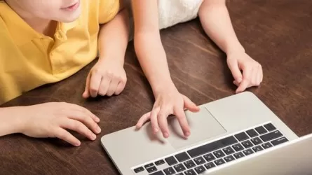 Мажилисмен предложил ограничить казахстанских детей от соцсетей 