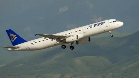 Война с блогером: Air Astana грозит судом за оскорбления