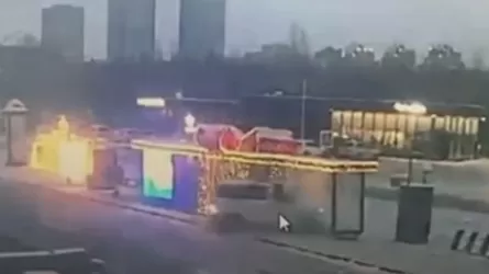 Астанада минивэн жүргізушісі автобус аялдамасын қиратты