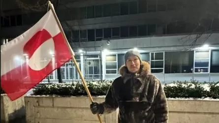 Датчанин ночевал у посольства США с флагом Гренландии 