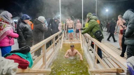 Ледяная вера: в Астане начались массовые крещенские купания