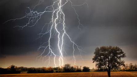 Девять человек погибли от удара молнии в Руанде