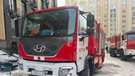 В Астане при пожаре многоэтажки эвакуировали десятки человек 