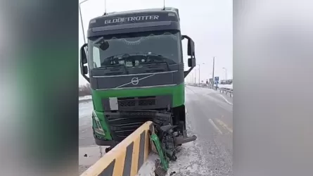 &laquo;Жүргізуші рөлде ұйықтап кеткен&raquo;: Жүк көлігі бетон қоршауға соғылды