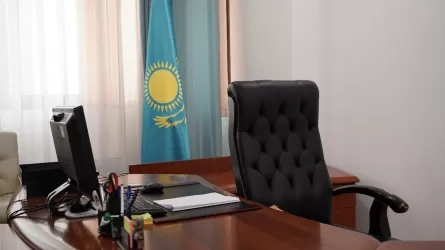 Мектеп директоры мұғалімдерден ақша жинап, құмар ойындарға бәс тіккен