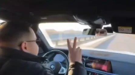 Иманбек жолда қалған жолаушыларға көмек көрсетті