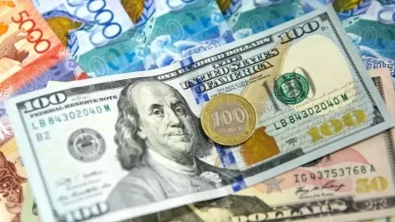 Доллар в обменниках пошел вразнос: курсы в столицах разошлись с официальными