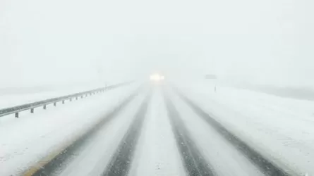 Яростный шторм и ледяной плен: на Казахстан обрушилась опасная стихия