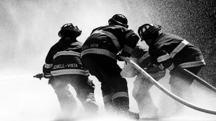 Во время пожара в доме спасатели эвакуировали 25 человек в Костанае 