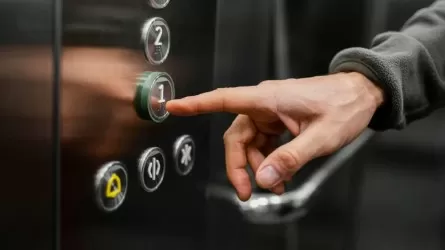 В высотке Астаны беременная женщина и трое детей застряли в лифте