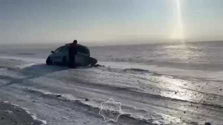 Спасатели МЧС вытащили из кювета улетевшее авто с иностранцами