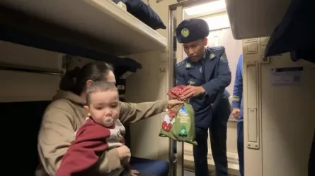 Көлік полицейлері пойыз жолаушыларын жаңа жылмен құттықтады 