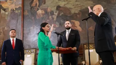 Делси Родригес Венесуэланың уақытша президенті ретінде ант қабылдады