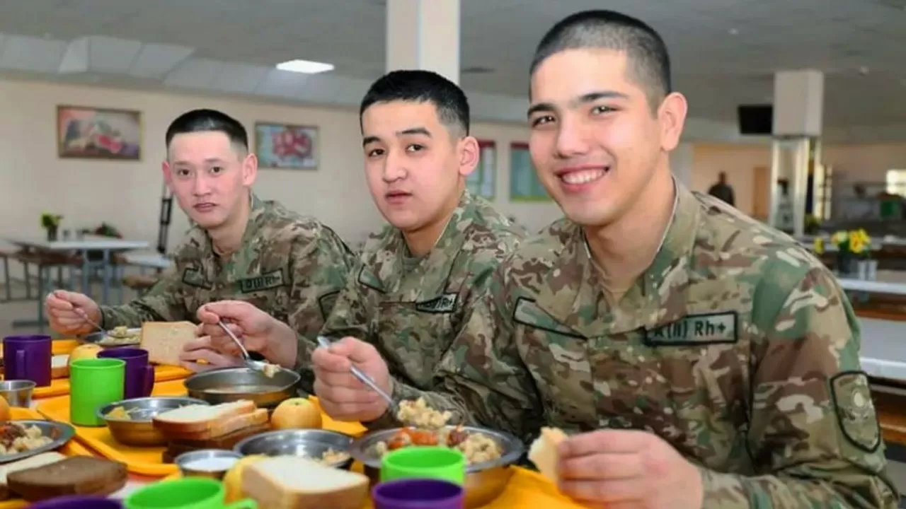 Сколько стоит паек для казахстанских военных, рассказали в минобороны