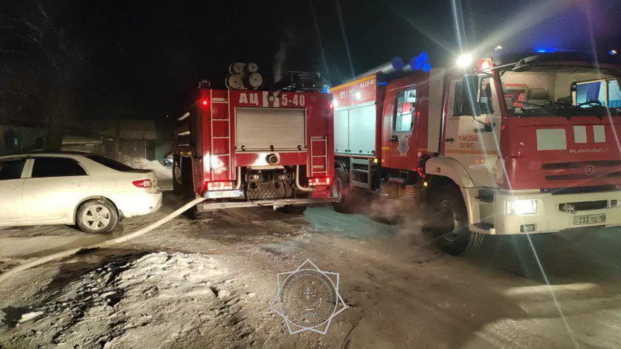 Оралда көпқабатты үйден өрт шығып, 14 адам эвакуацияланды