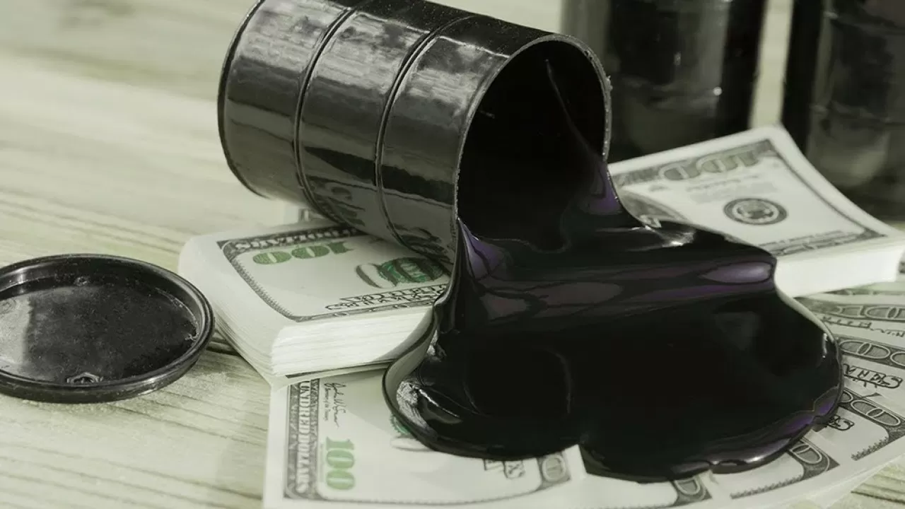 Цены на нефть колеблются вблизи многомесячных максимумов 