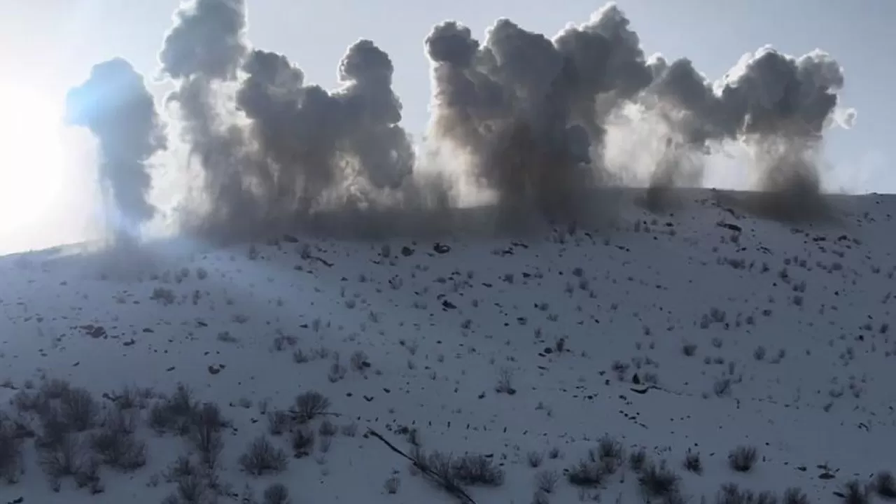 Тысячи кубометров снега спустили в горах Казахстана 