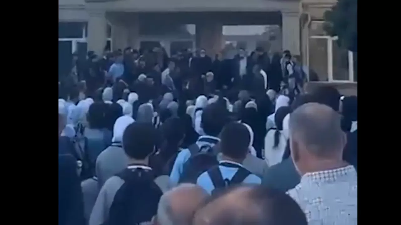 В Азербайджане новые требования к школьной форме вызвали протесты