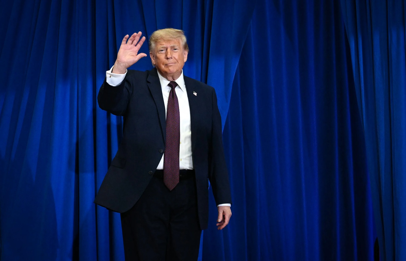 Трамп сенатордың "ұялы нөмірін" жариялап, халықты оған қоңырау шалуға шақырды