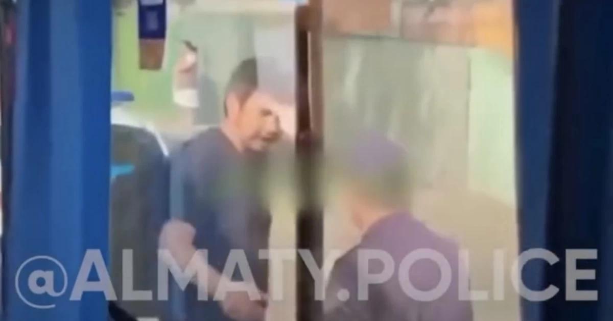 Автобусқа пышақ ұстап кіріп, жанжал шығарған алматылық қамауға алынды