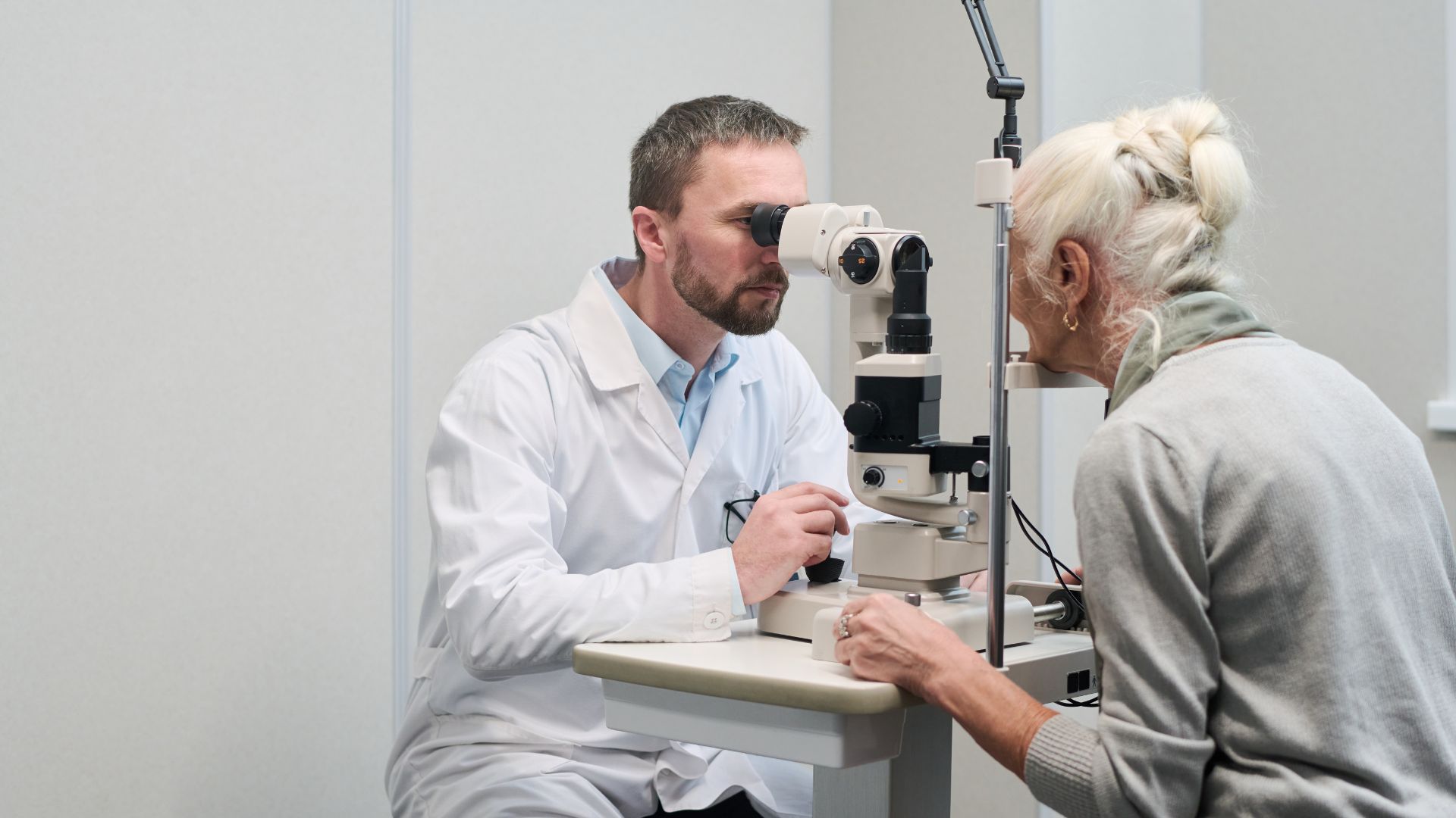 Германияда 80 жастағы әйелдің көзіне көру қабілетін жақсартатын чип орнатылды