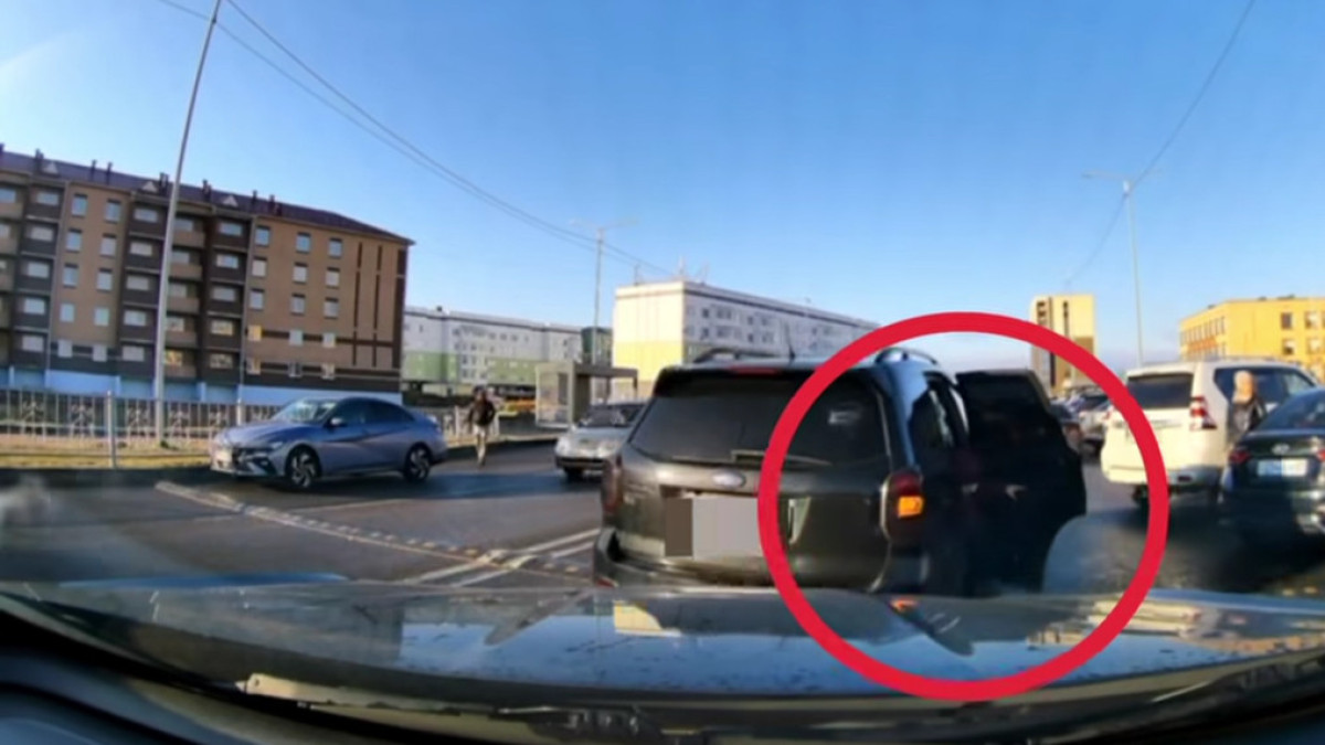 Көкшетауда жүріп бара жатқан көліктен бала құлап кетті