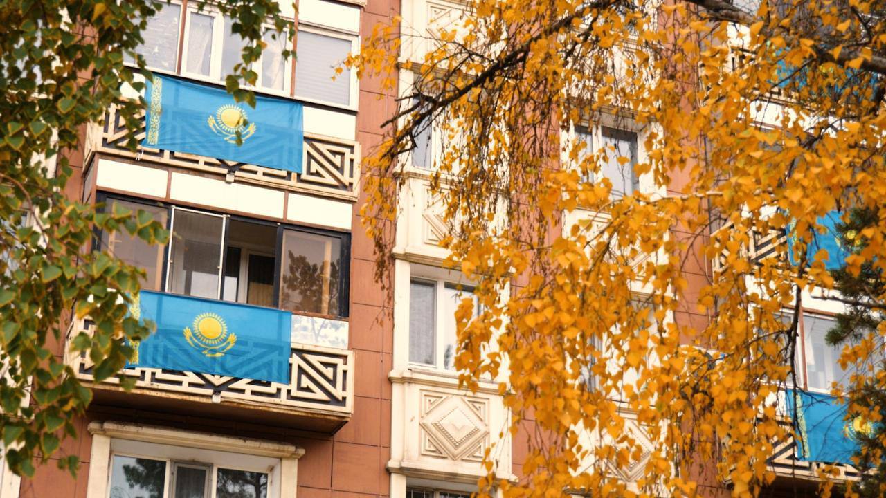 Астаналық тұрғындар Республика күніне орай балкондарын тумен безендірді