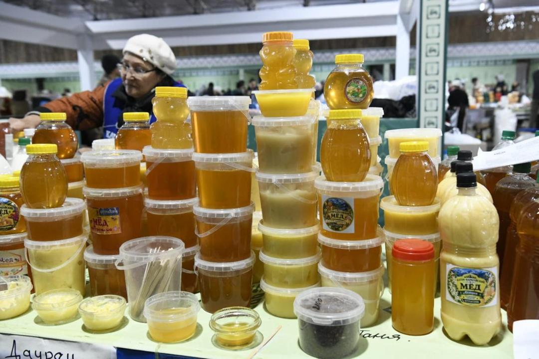 От кумыса до рыбы: чем торговали фермеры на ярмарке в Астане 