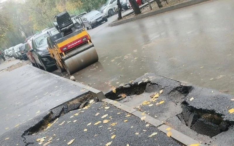 Алматыда асфальт опырылып, көліктер жолда қалды