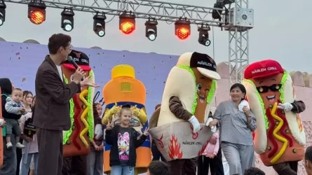 Гигантский хот-дог и тысячи гостей: в Шымкенте с размахом прошел Street Food Fest