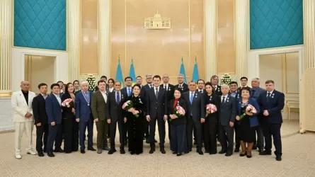 Ерлан Карин вручил государственные награды ряду общественных деятелей