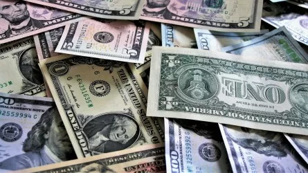 Доллар разгоняет курс тенге в середине рабочей недели 