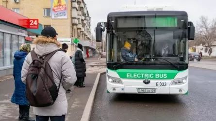 Новые тарифы на автобусы в Астане: наличными вдвое дороже