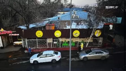Незаконную пристройку к кафе сносят в Алматы