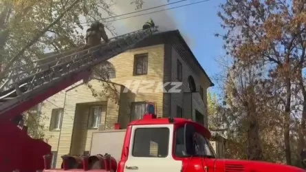 Өскеменде үш қабатты тұрғын үйдің шатыры өртенді
