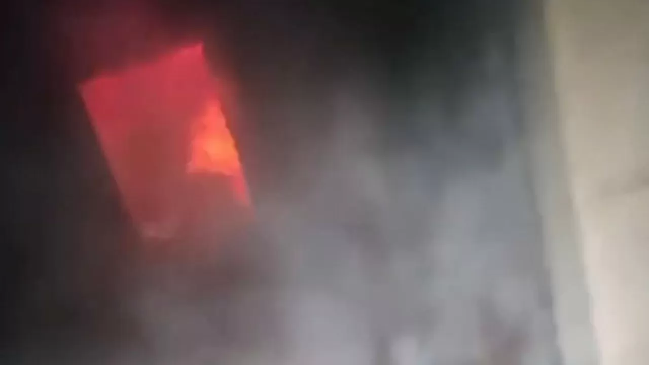 Счет на секунды: в Актау полицейские вошли в горящую квартиру ради одного человека