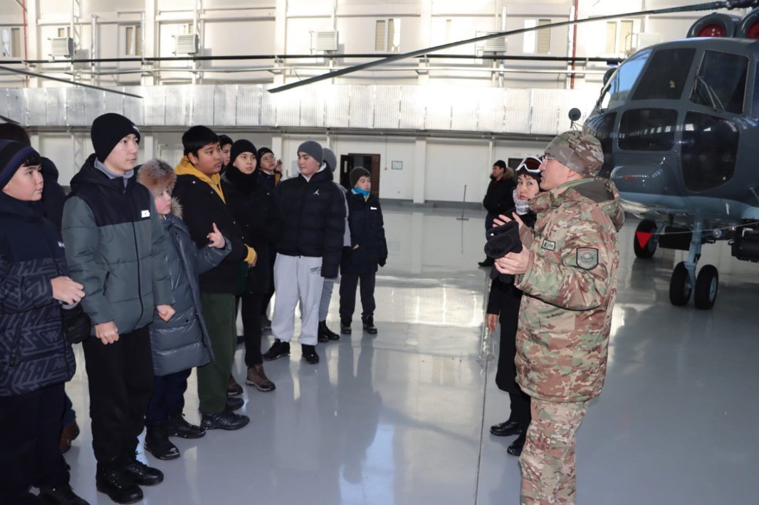 Елордалық оқушылар Ұлттық ұланның авиациялық базасының қызметімен танысты