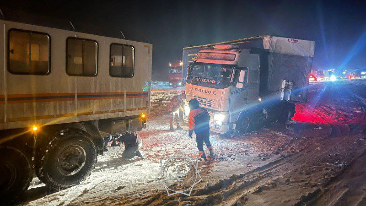 Жамбыл облысында қар құрсауынан 50 жеңіл және 30 жүк көлігі шығарылды