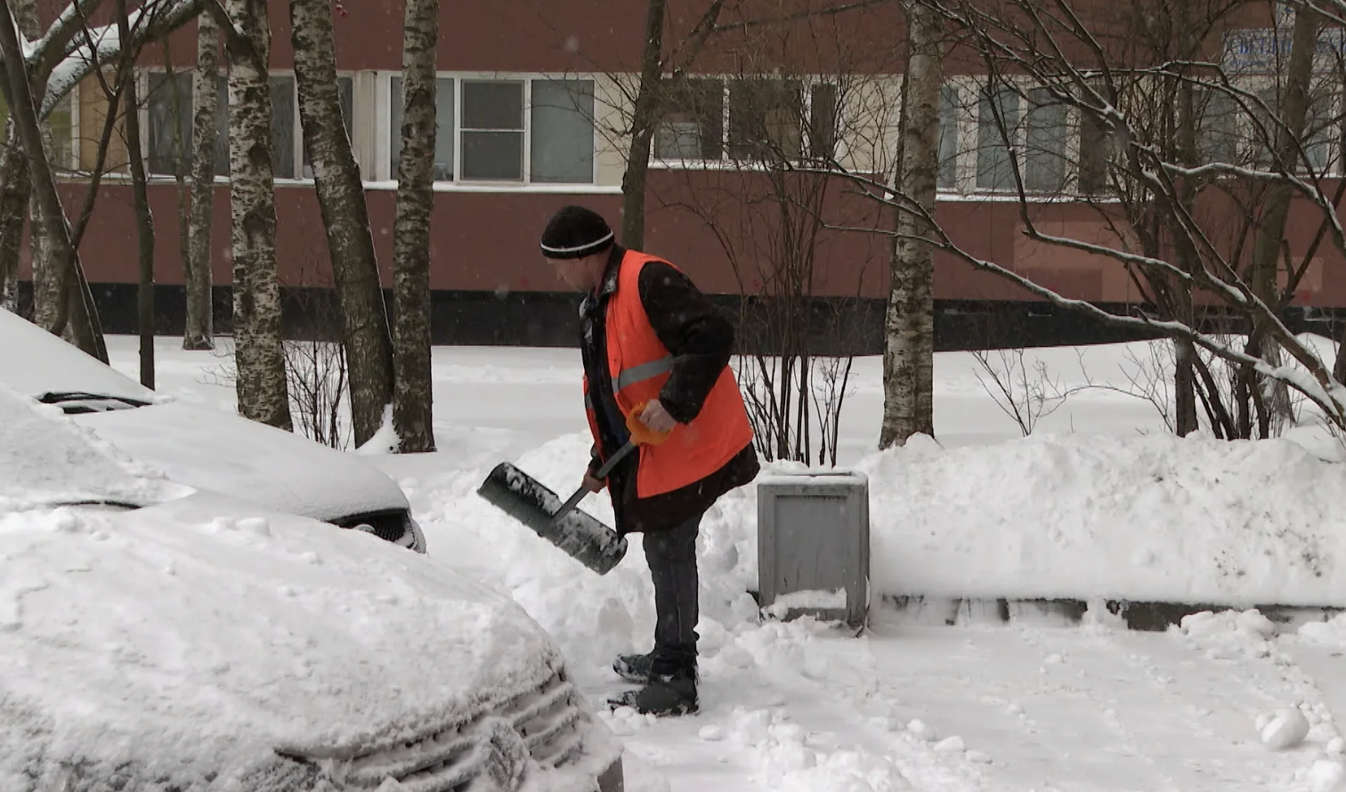 Санкт-Петербургте 7-қабаттан құлаған баланы аула сыпырушы қағып алды