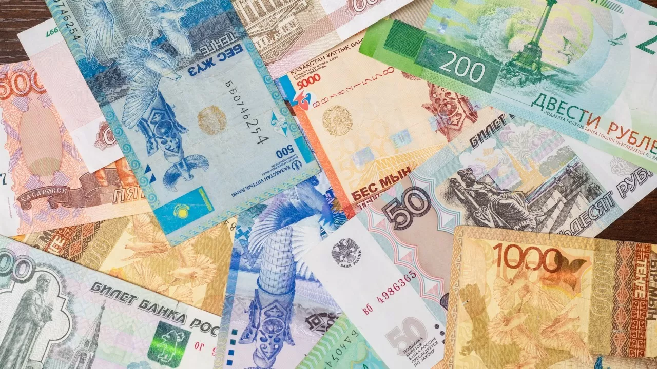 Астана и Алматы массово избавляются от рублей 