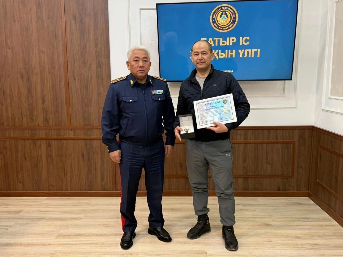 Таразда аялдамада қызды ұрлауға жол бермеген ер адам марапатталды