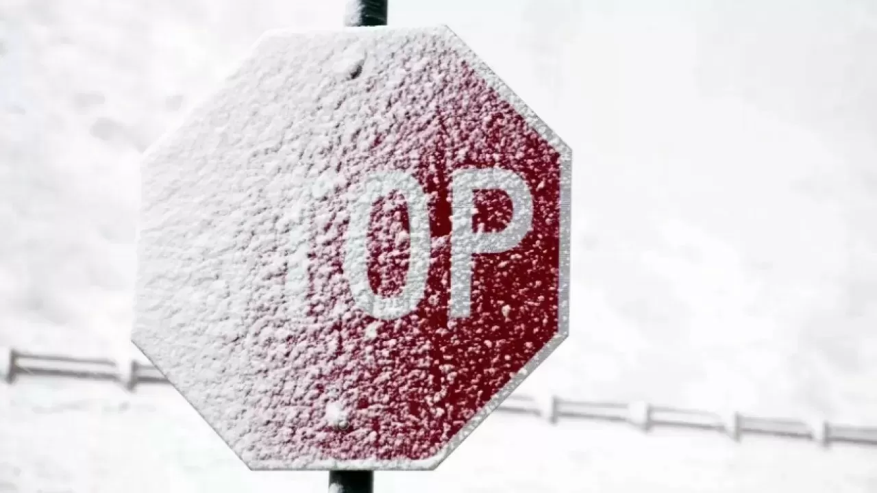 Снежный плен: на трассах в двух регионах ввели ограничения