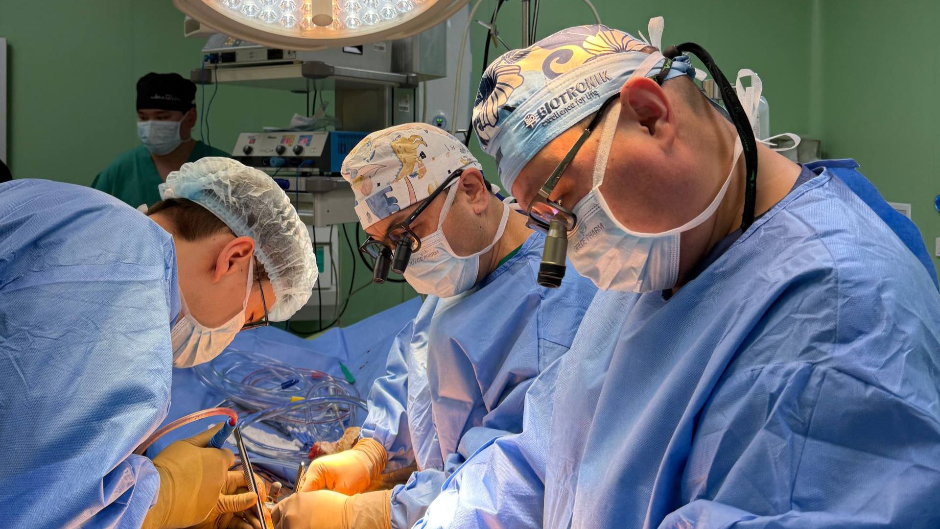 Алматыда жүректің ауыр ақауы бар жүкті әйелге ота жасалды