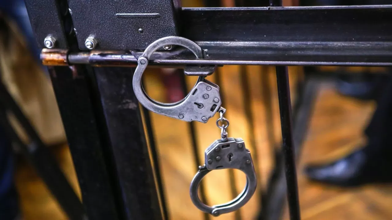 Астанада өз таныстарына тауарды арзанға сатқан қызметкер сотталды