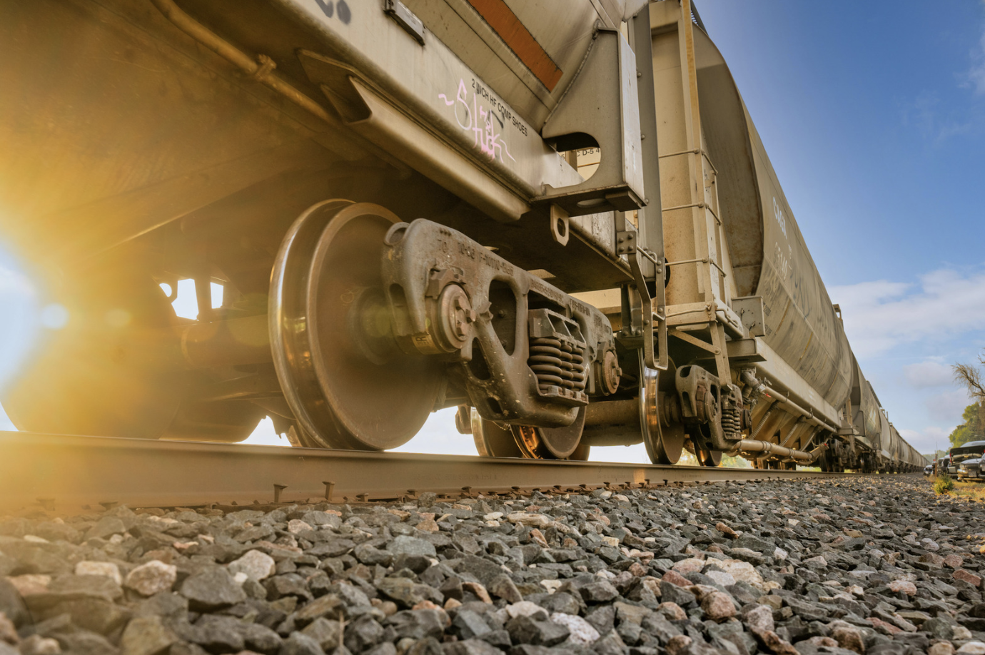 Түркістан облысында теміржолшы пойыз астына түсіп, қаза тапты  