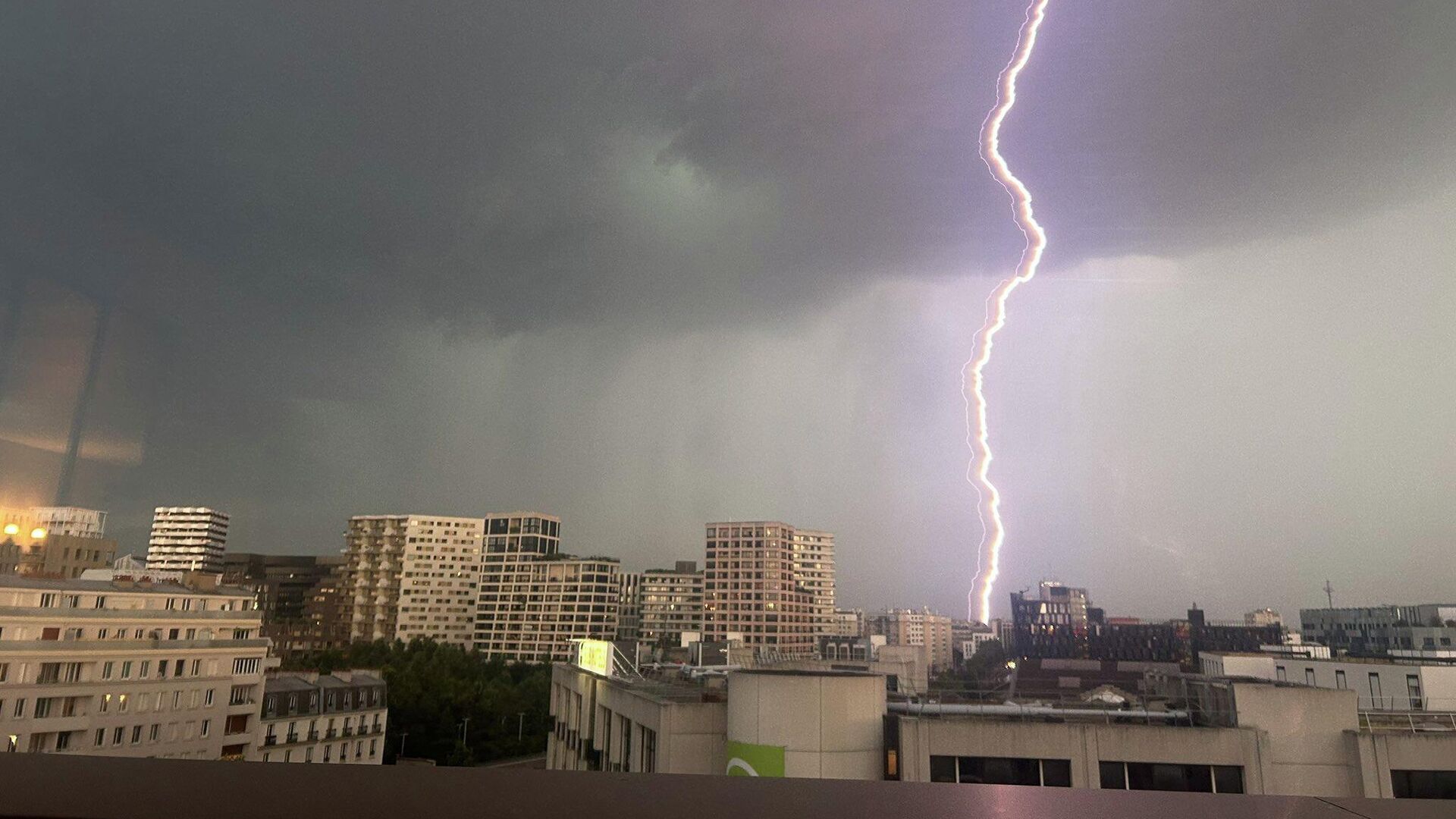 Францияда дауыл салдарынан 450 мыңға жуық үй жарықсыз қалды