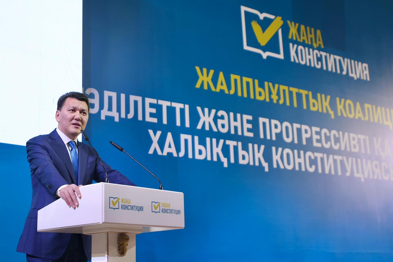 Жаңа Ата Заңда &laquo;адам&raquo; сөзі 76 рет кездеседі: Ерлан Қарин жаңа Конституция жобасының басты ерекшелігін атады