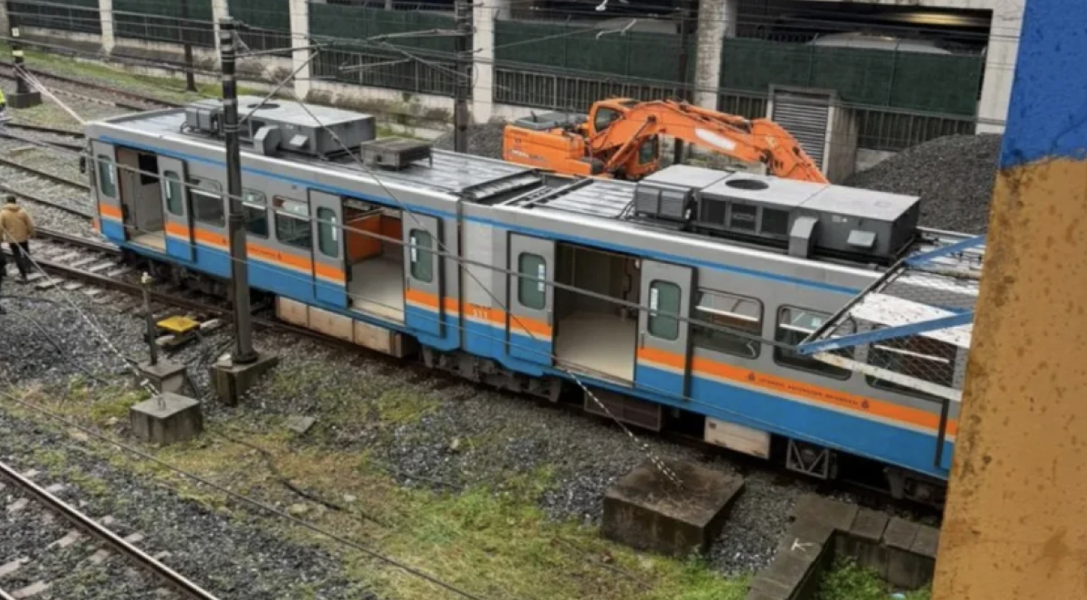 Стамбулда метро пойызы рельстен шығып кетті