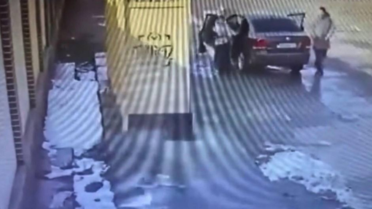 Таразда 13 жастағы қызды 2 ер адам көшенің қақ ортасында ұрламақ болған 