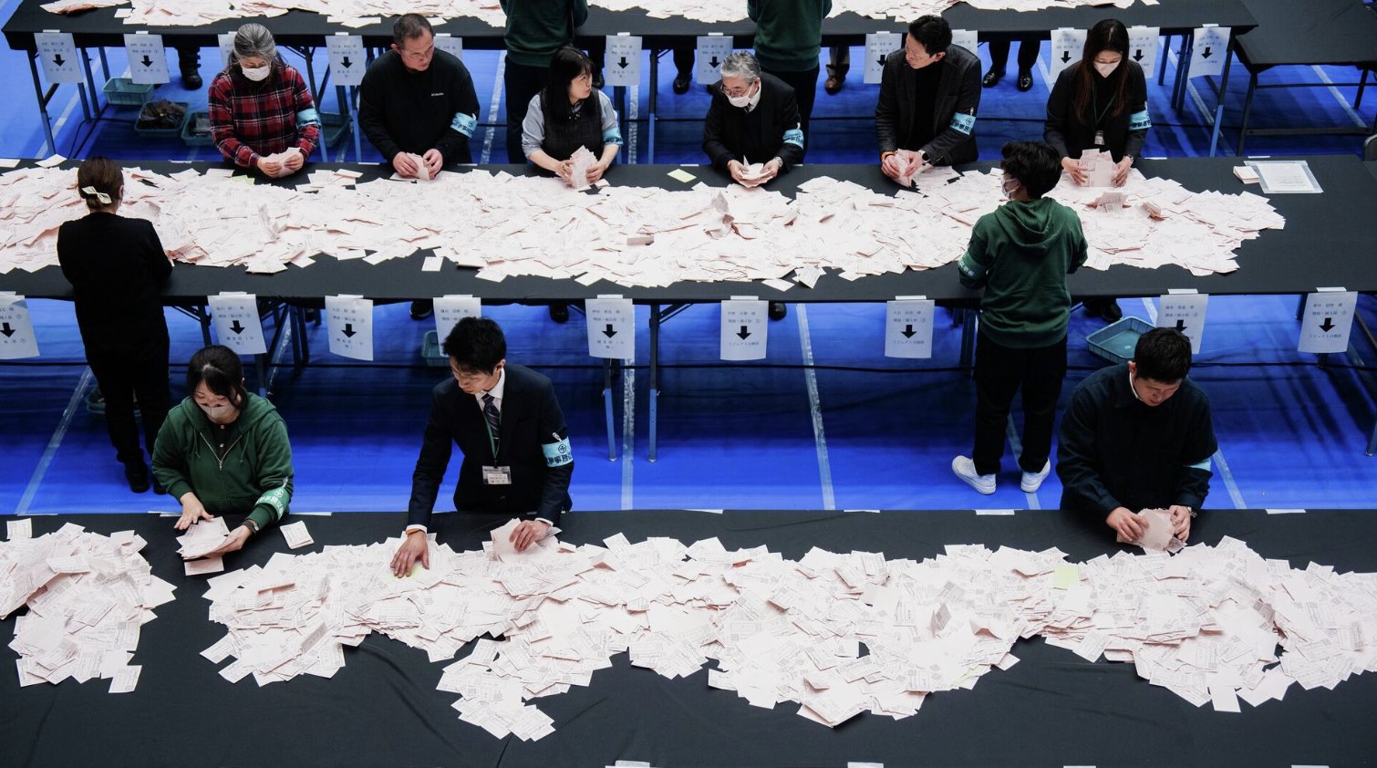 Жапонияның билеуші партиясы сайлауда тарихи жеңіске жетті